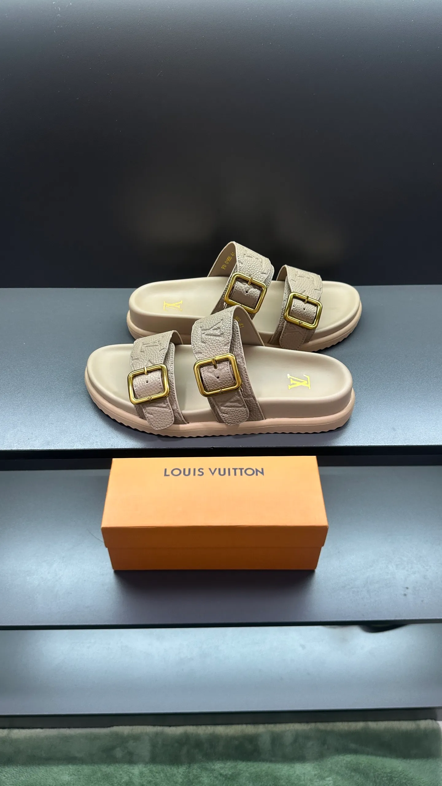 P340 🔍LV Men's Spring and Summer Slippers Counter Synchronization. The uppers are imported cowhide fabrics from Italy, with logo graphics and high-quality craftsmanship. Soles: original soles specially provided by the original factory. Exclusive movable molded soles are super comfortable. Original factory follow-up orders. 🔍🔍High quality. You can enter and leave the counter at will. Welcome to compare. Code number 38-45 No. 058